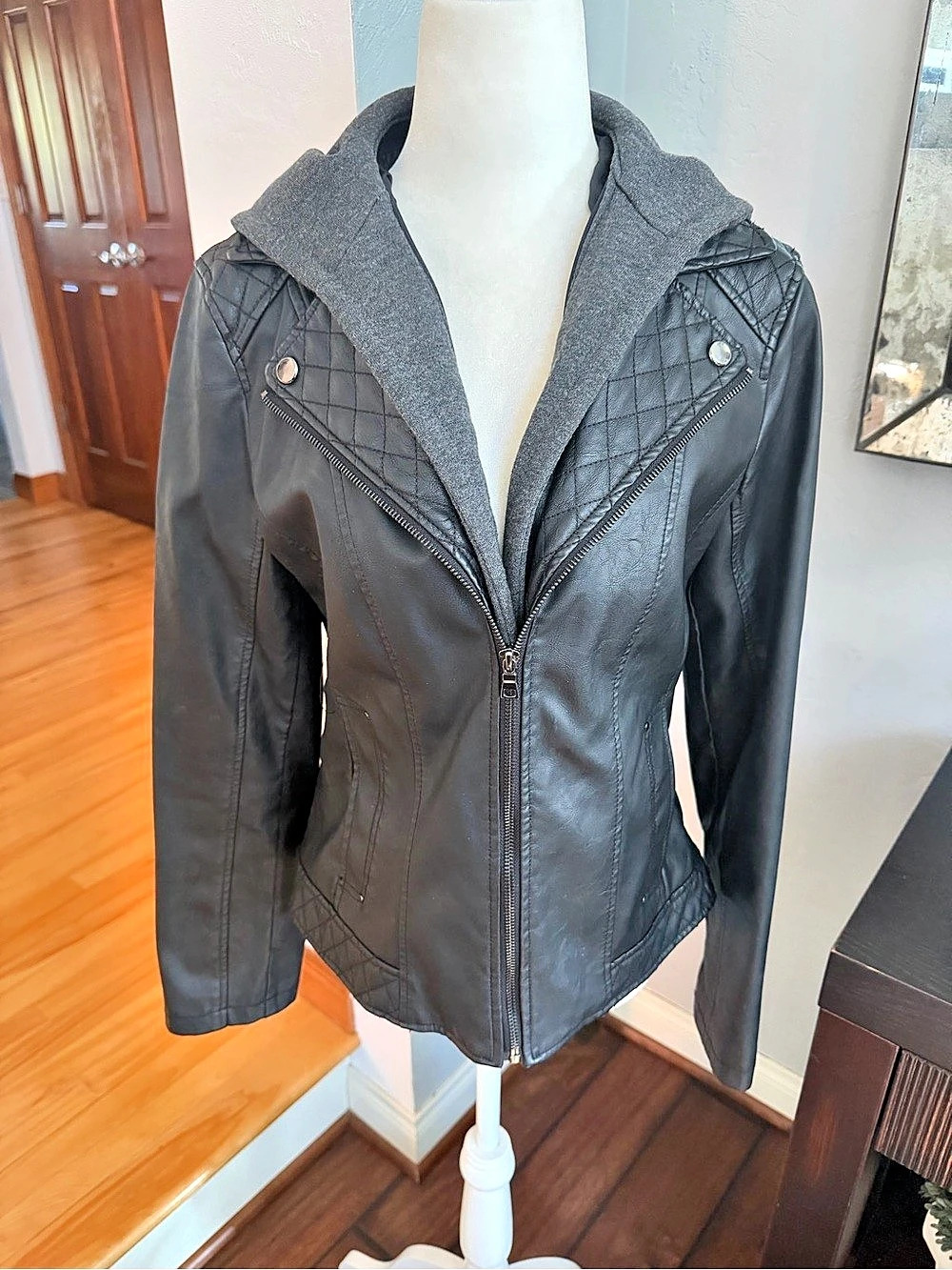 Giacca Quilted Black Faux Leather Jacket with Zip in Hood size Small